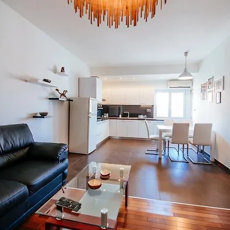Golden Bridge With Private Parking Apartament