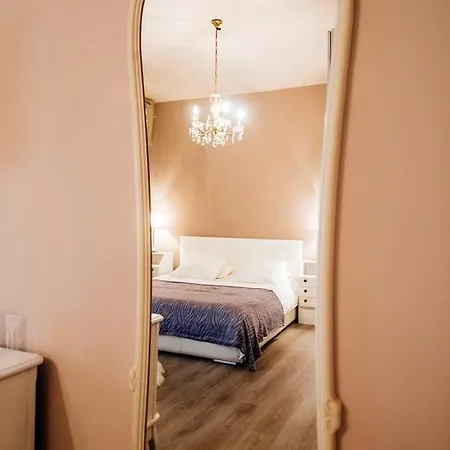 Golden Bridge With Private Parking Apartament