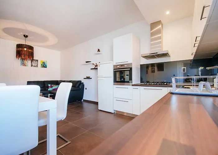 Golden Bridge With Private Parking 扎达尔