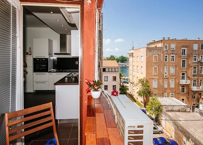 Golden Bridge Apartment With Private Parking Apartment